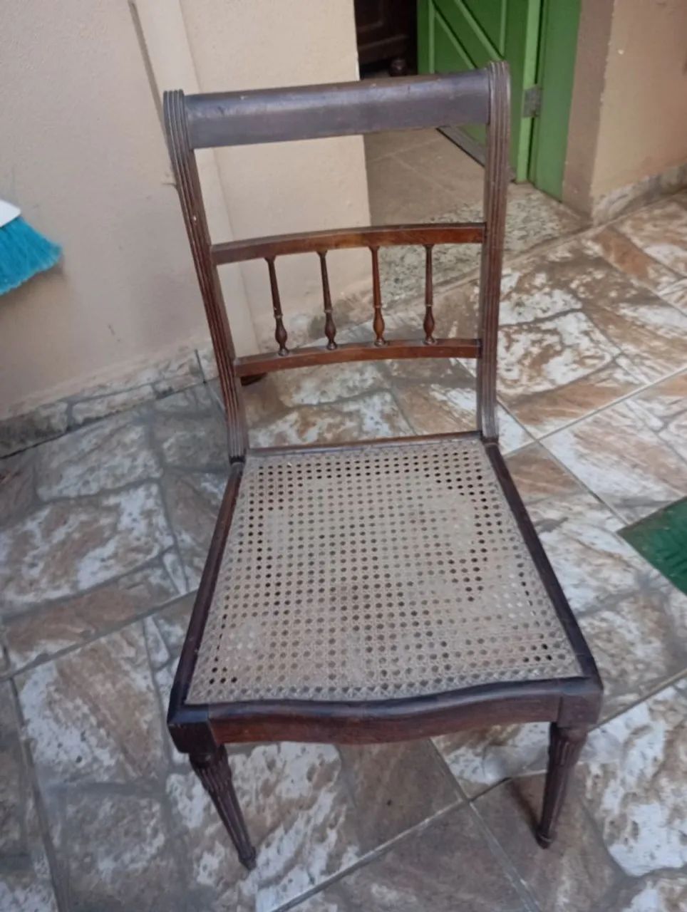 Vendo cadeiras antigas coloniais  - Foto 3