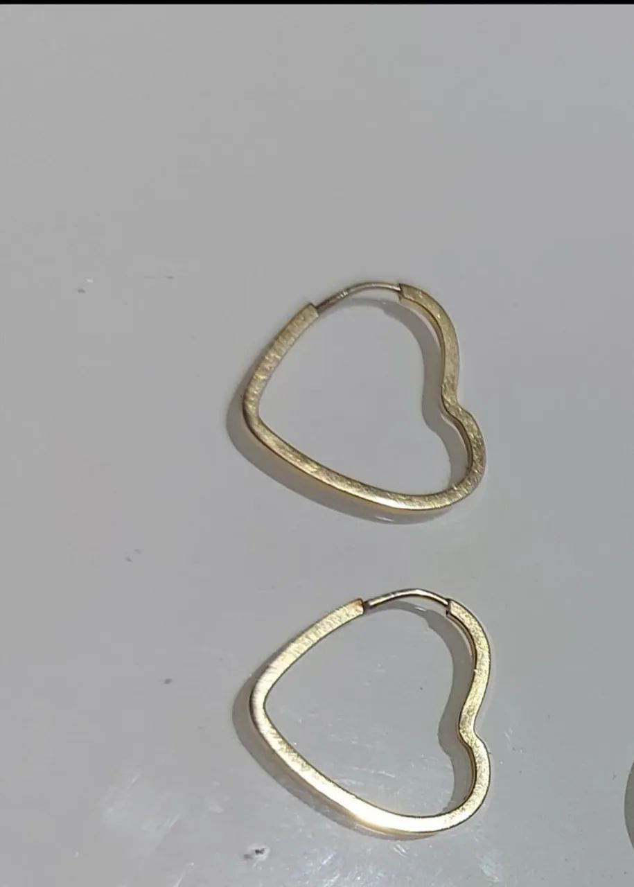Brinco de ouro 18k coração p grossa 