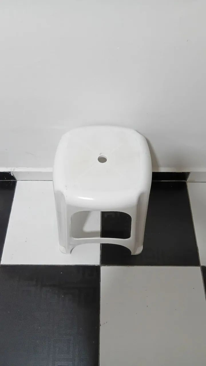 Banqueta de plástico resistente branca