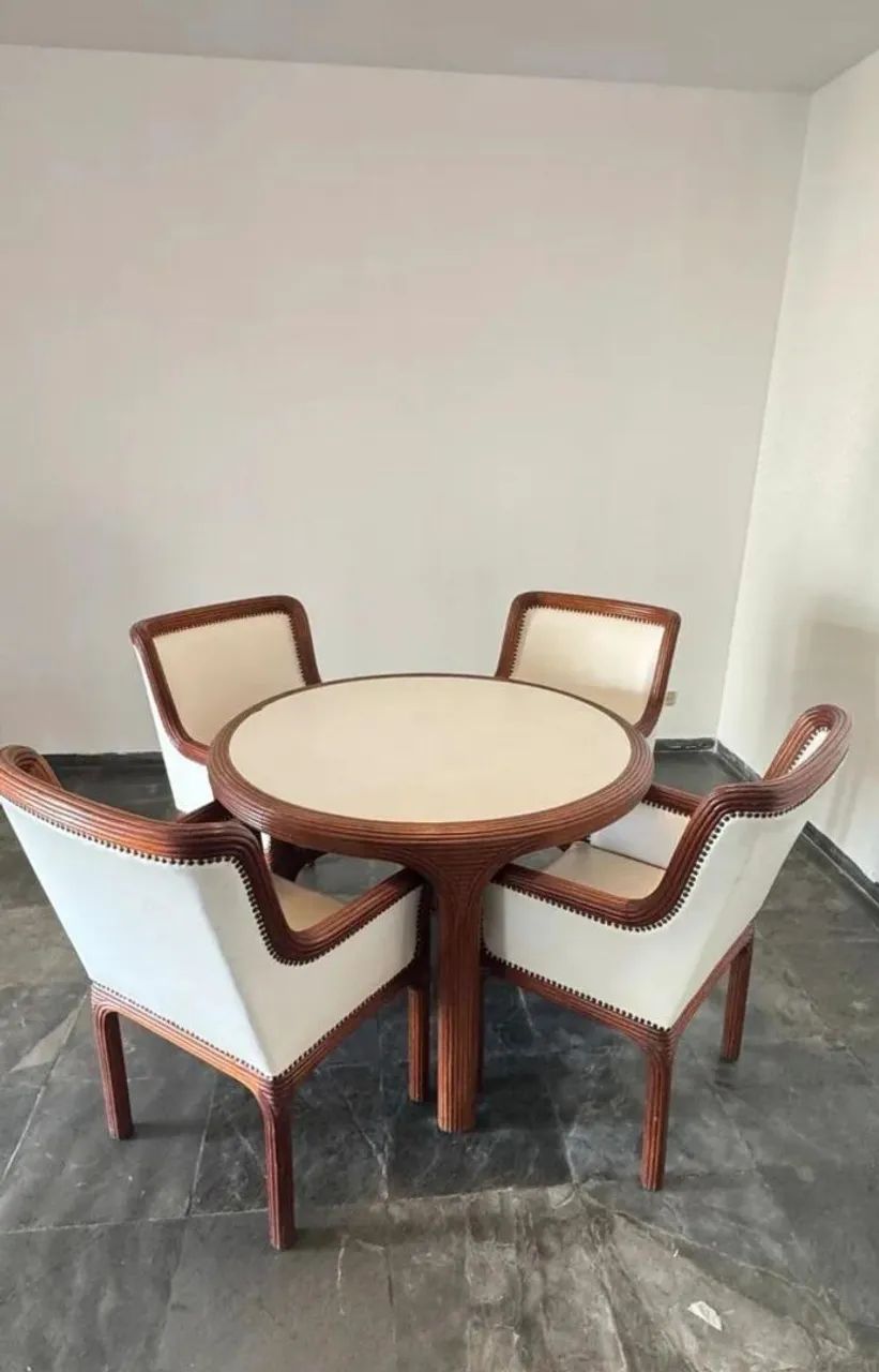 Mesa de madeira e couro