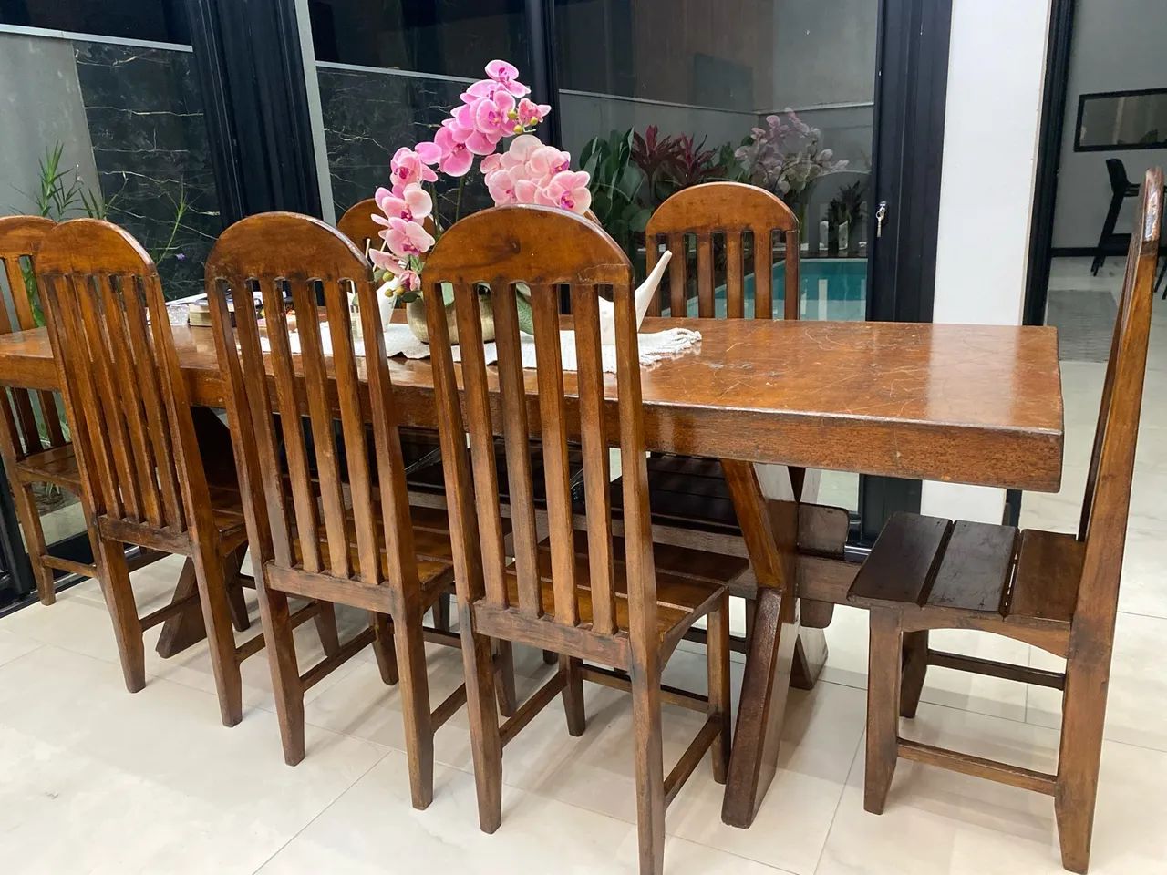 Mesa madeira maciça com 8 cadeiras 
