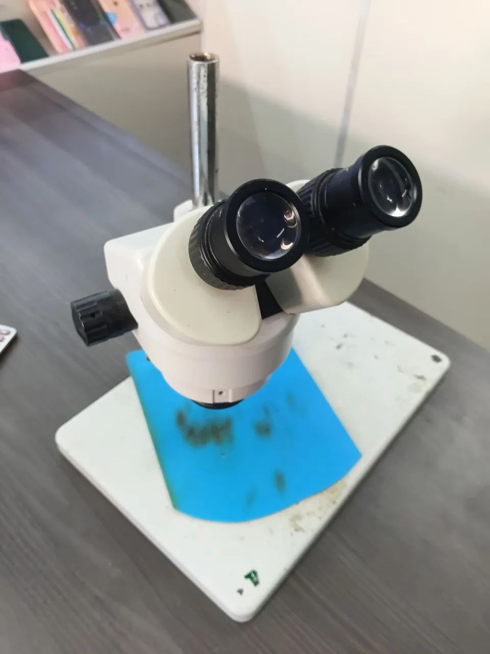Microscópio monocular 