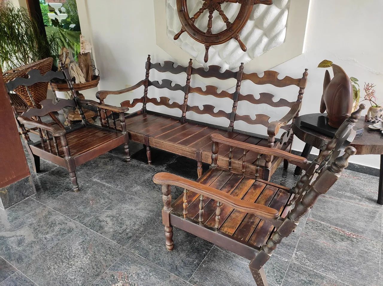 Jogo de banco e poltrona em madeira  - Foto 5