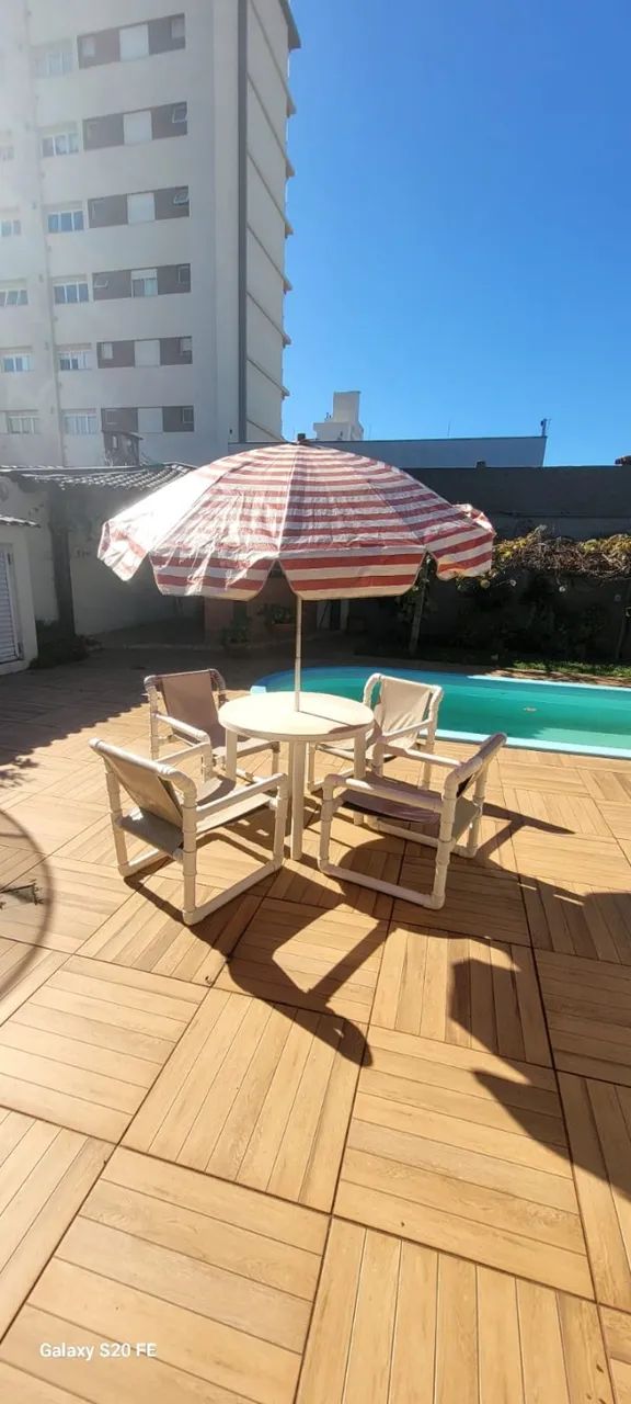 Conjunto Mesa De Piscina E Jardim + 4 Cadeiras PVC + Guarda-Sol