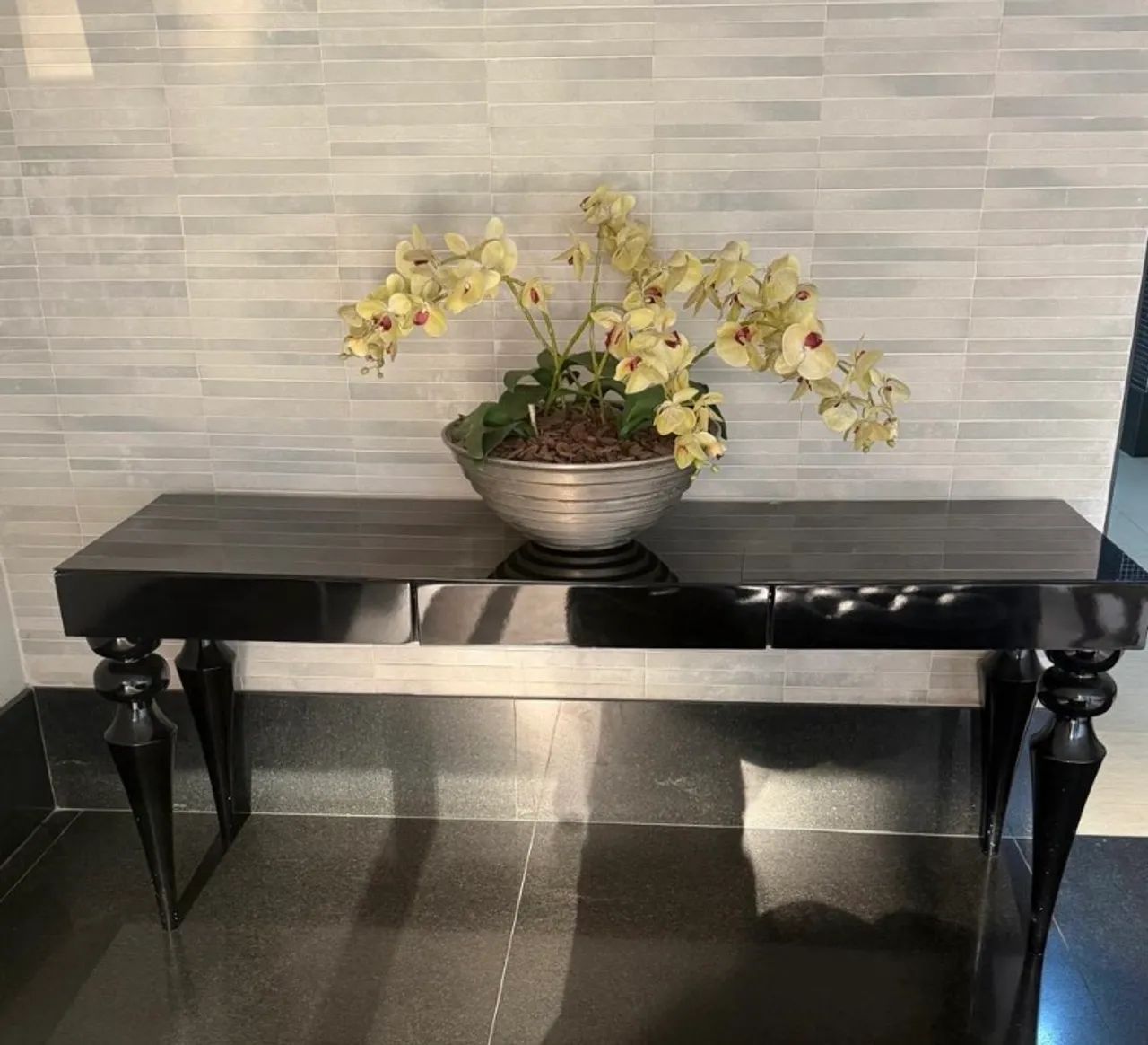 Vendo sofá de centro couro legítimo muito novo  - Foto 2
