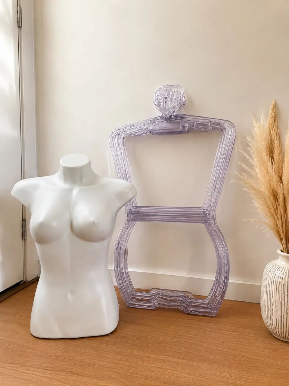 Kit Expositor para Loja - Busto Feminino + Cabides Acrílicos