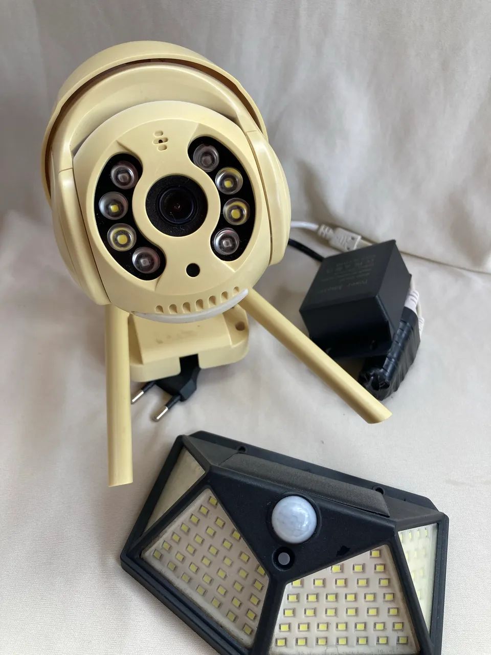 Câmera Wi-Fi Giratória com Cartão 64Gb e Led Solar - Foto 4