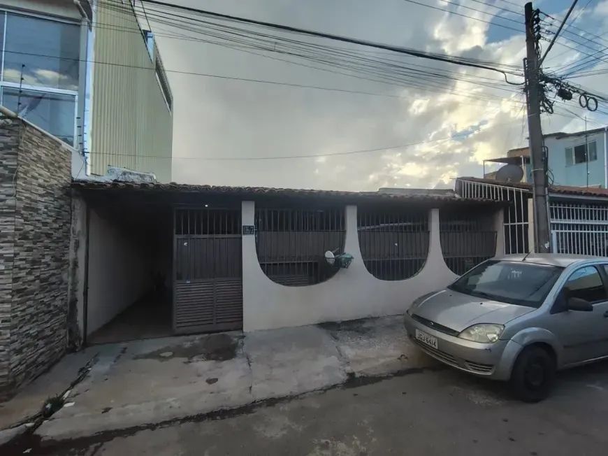 Vendo casa em Universal Viana 