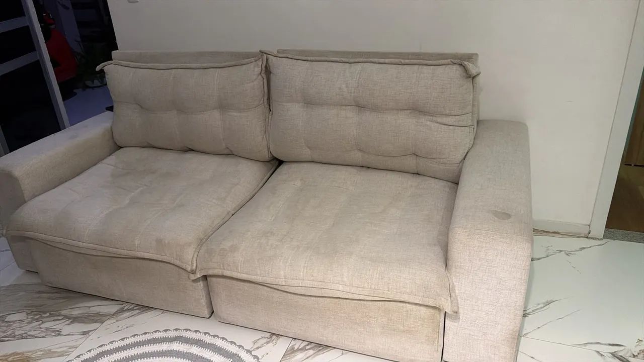 Sofá retrátil de três lugares 