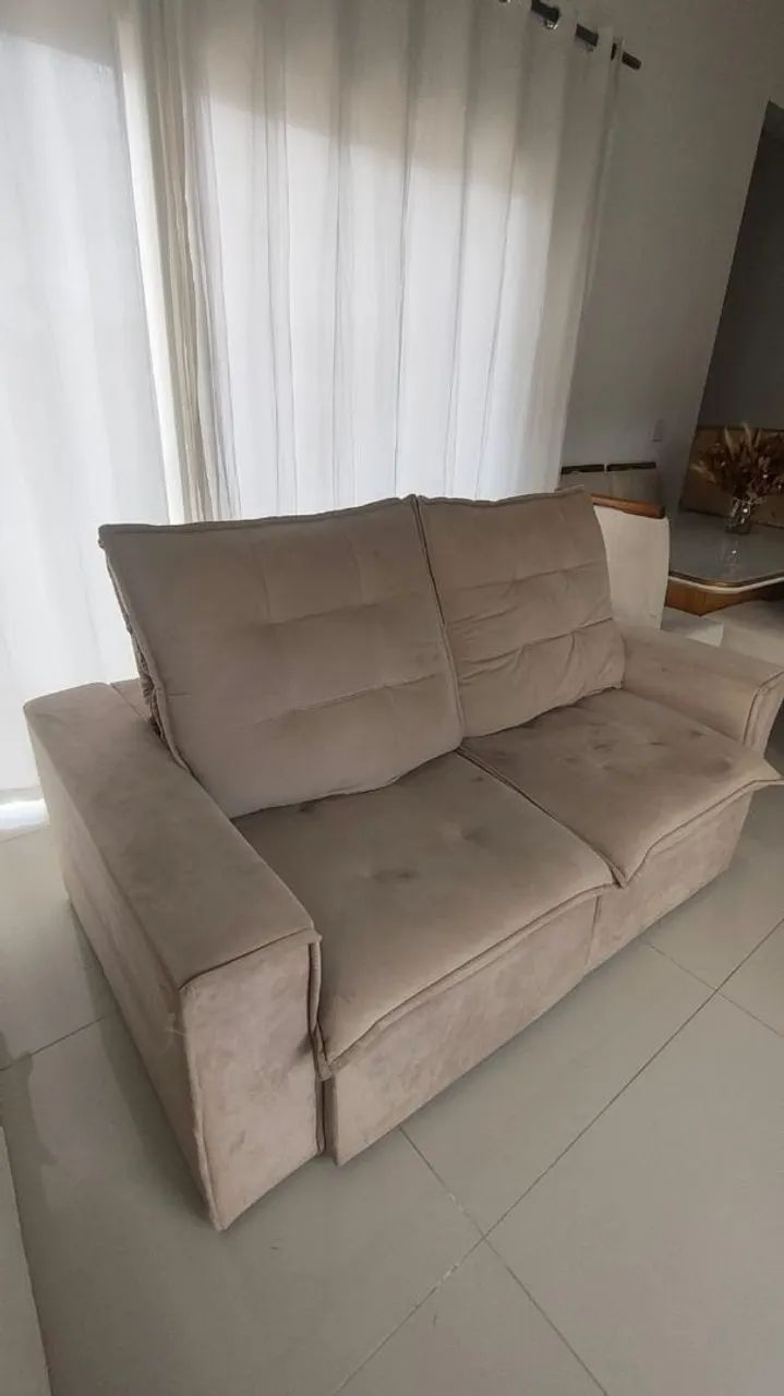 Lindo sofá retrátil, para ambientes pequenos.