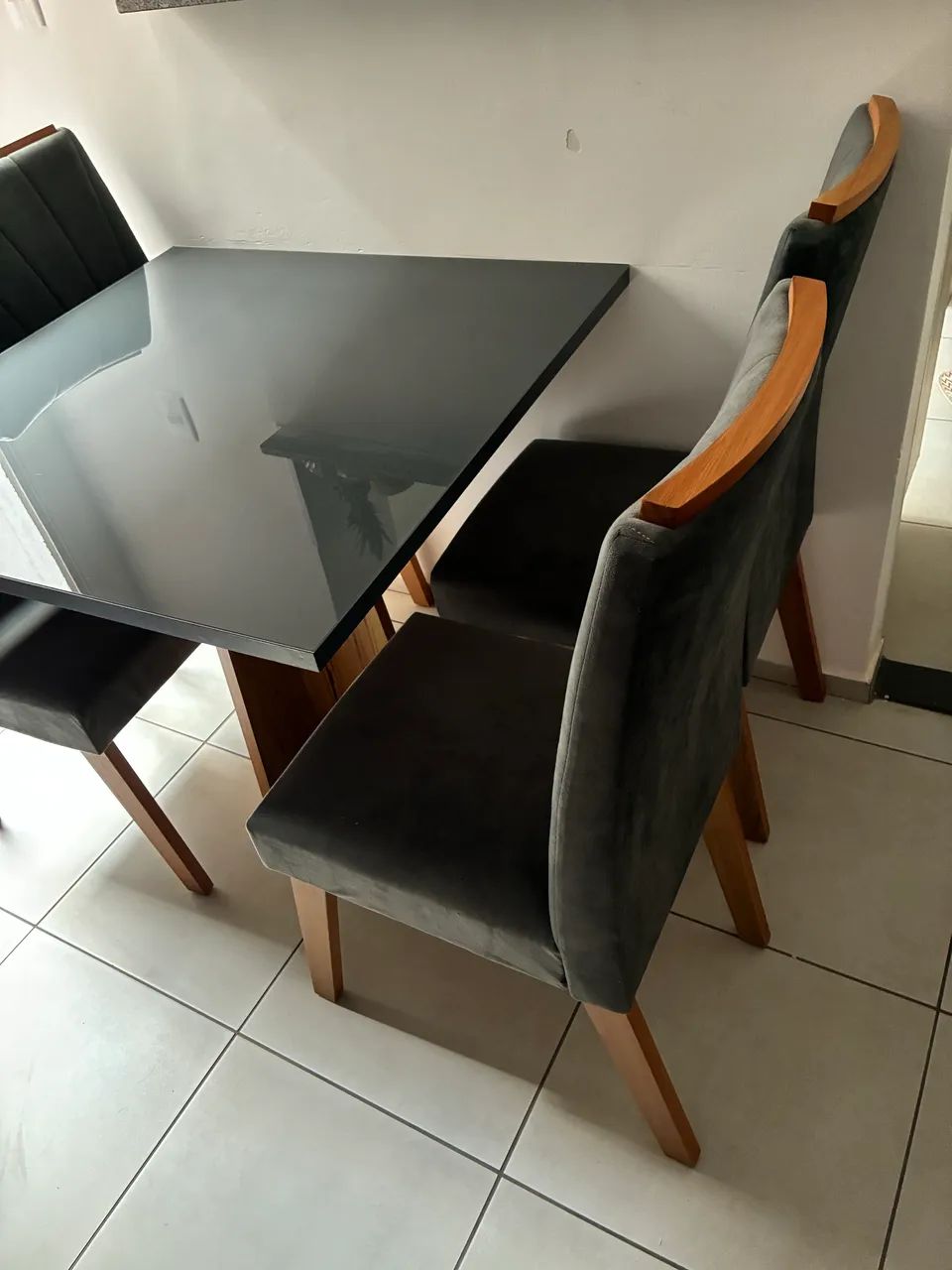 Conjunto de Mesa de Jantar Moderna com 4 Cadeiras Estofadas