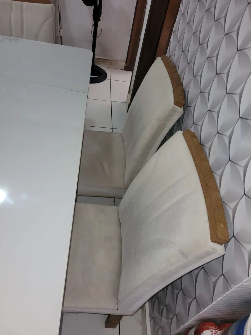 Vendo mesa com tampão de vidro de 6 cadeiras. - Foto 3