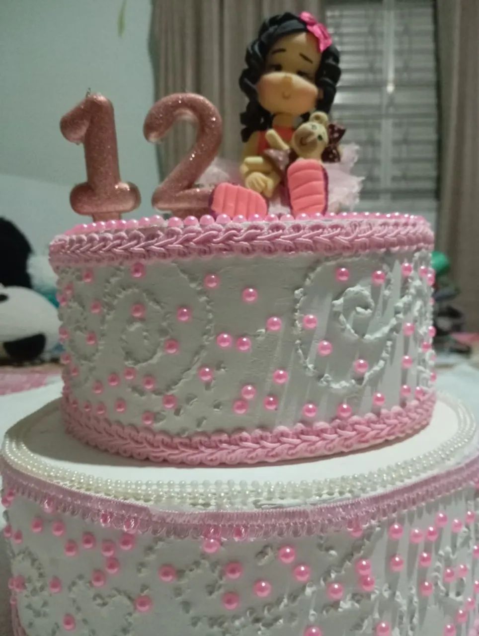 Bolo fake de aniversário com a boneca de biscuit  - Foto 3