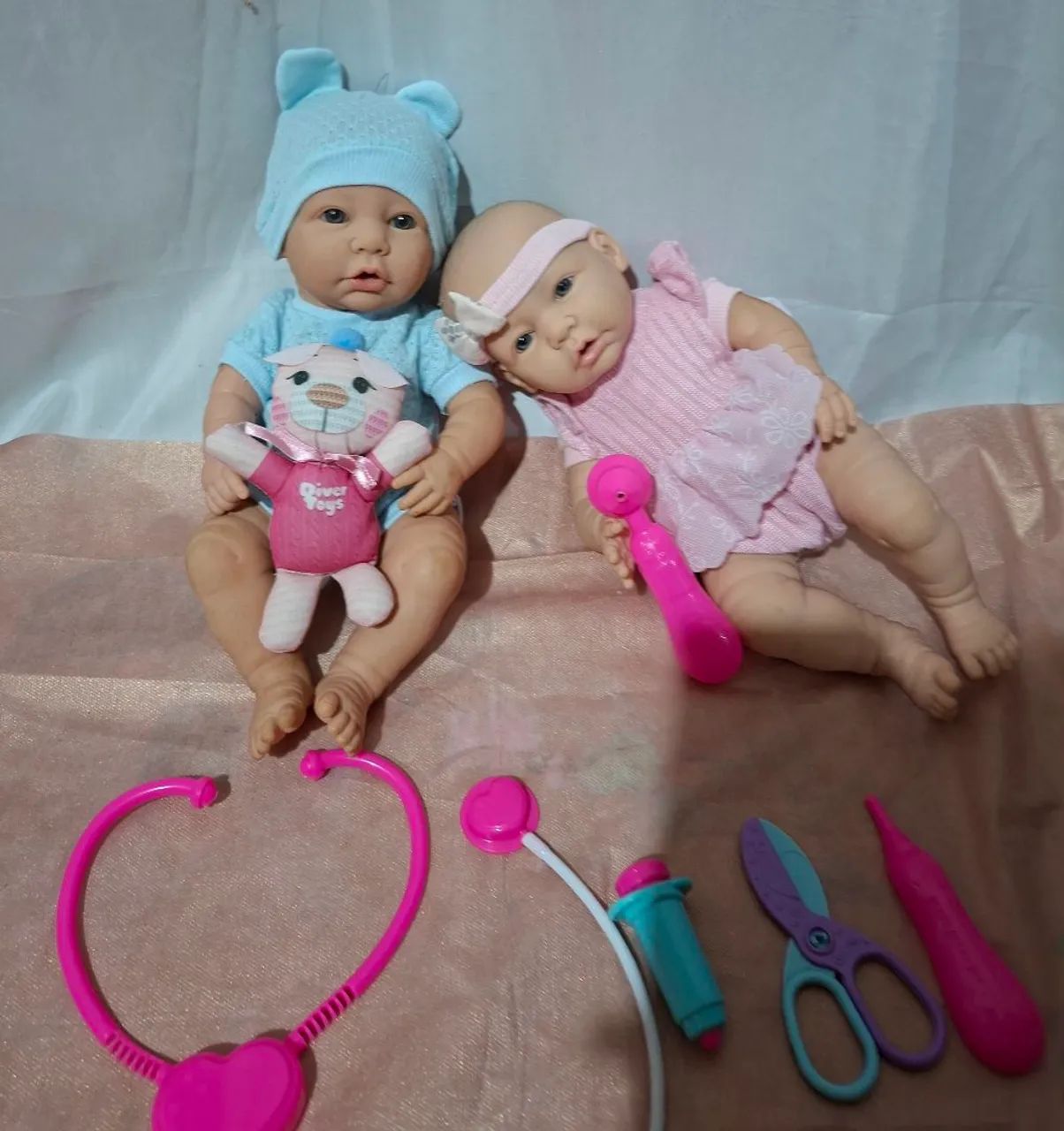 Kit  2 Bonecas Bebês Realista - Foto 2