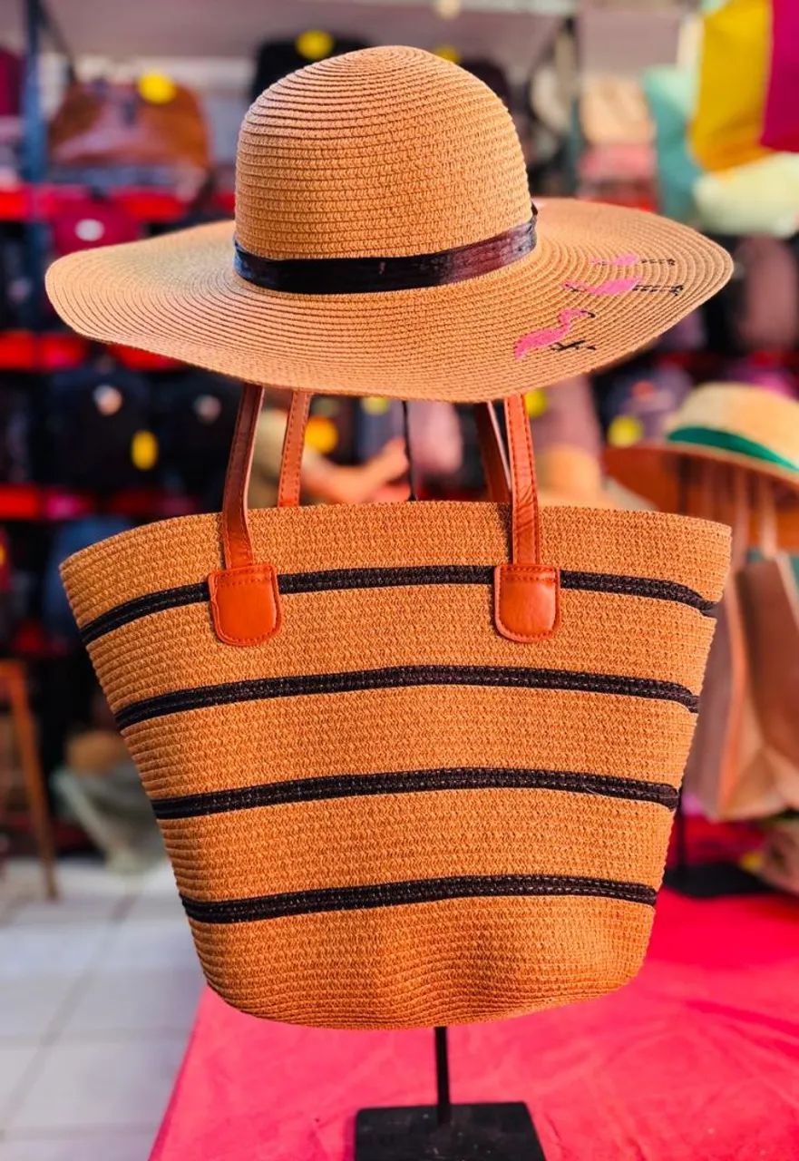 Bolsa e chapéu de praia
