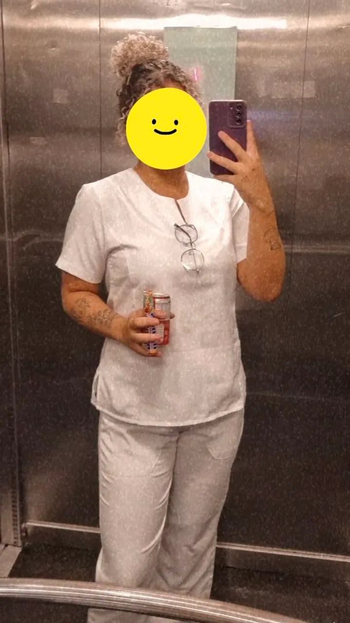 Scrub enfermagem branco bolsos - Foto 2