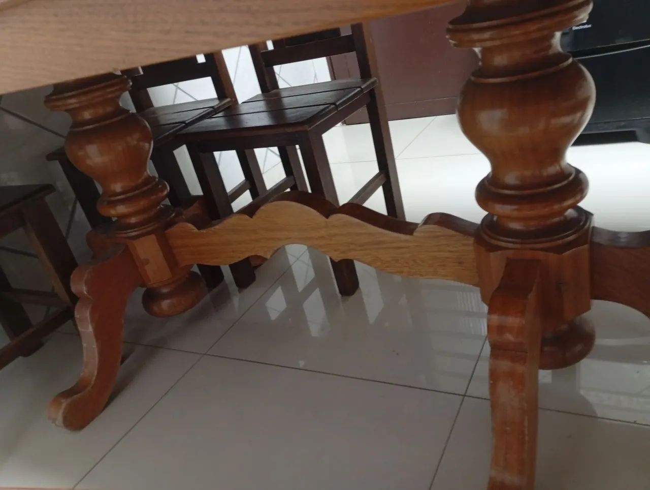 Mesa de madeira maciça com 6 cadeiras - Foto 3