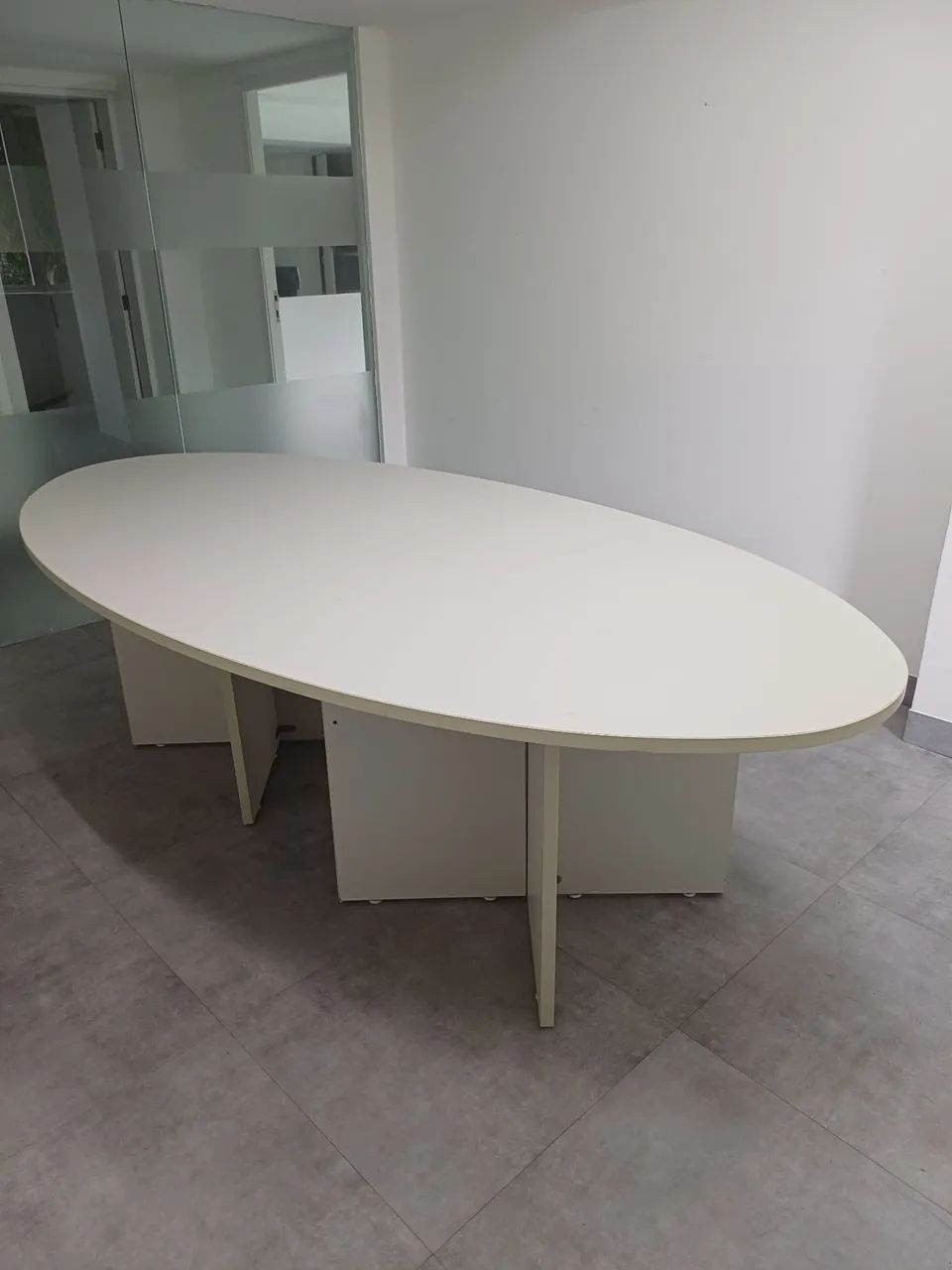 mesa de reunião oval 