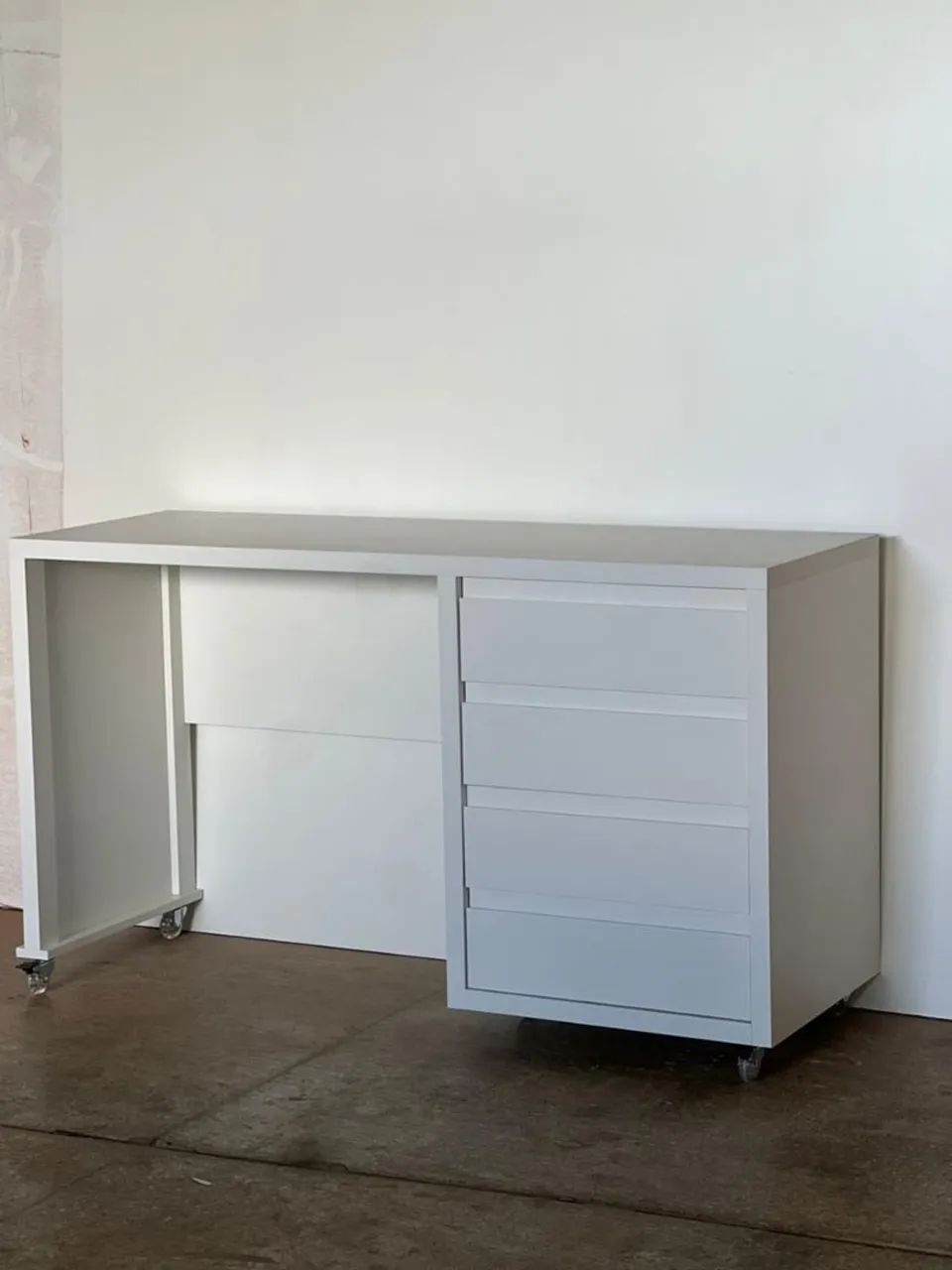 Vendo mesa de escritório 4 gavetas 100% MDF