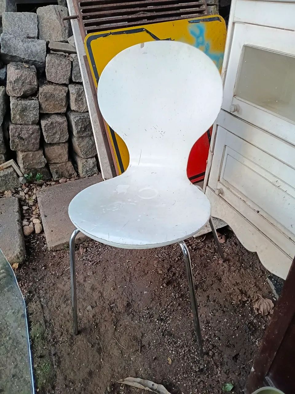 cadeira branca formiga Tok&Stok..