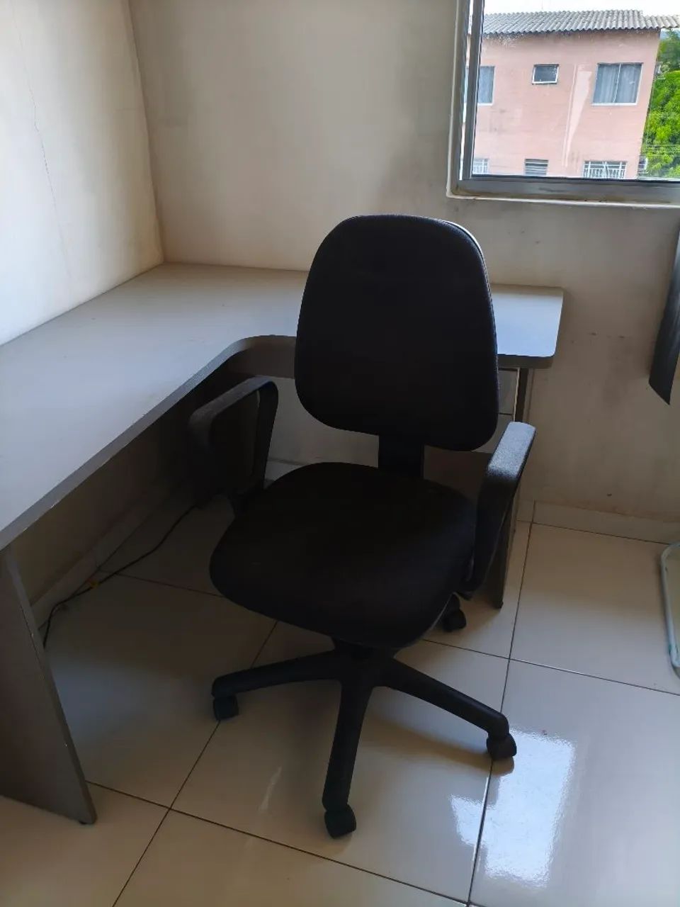 Escrivaninha com cadeira 