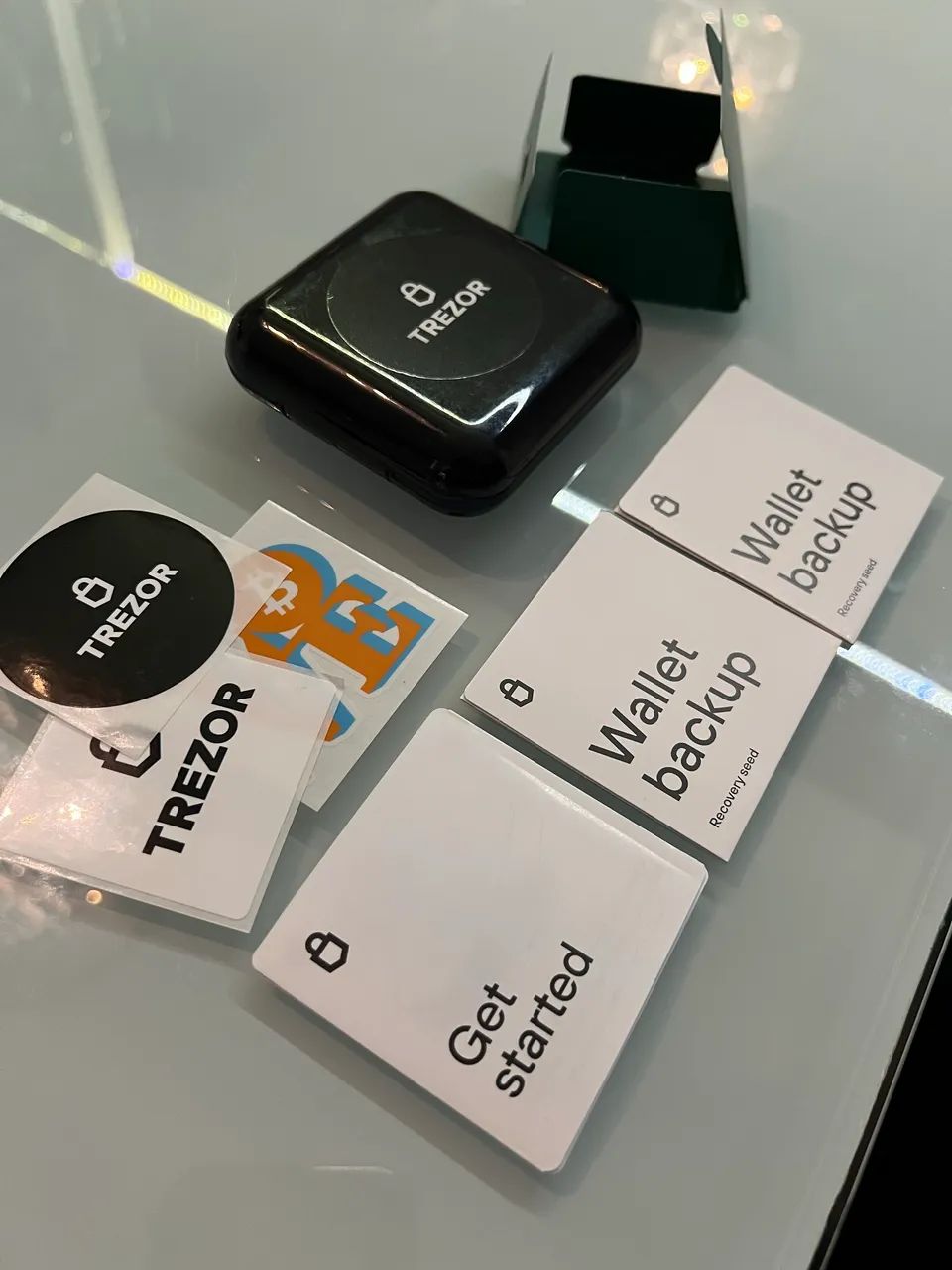 Trezor Safe 5 Hardware Wallet - Carteira Crypto com Case protetora dedicada.  - Foto 3