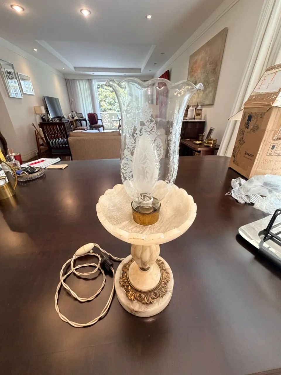 Abajur em vidro gravado e base em alabastro