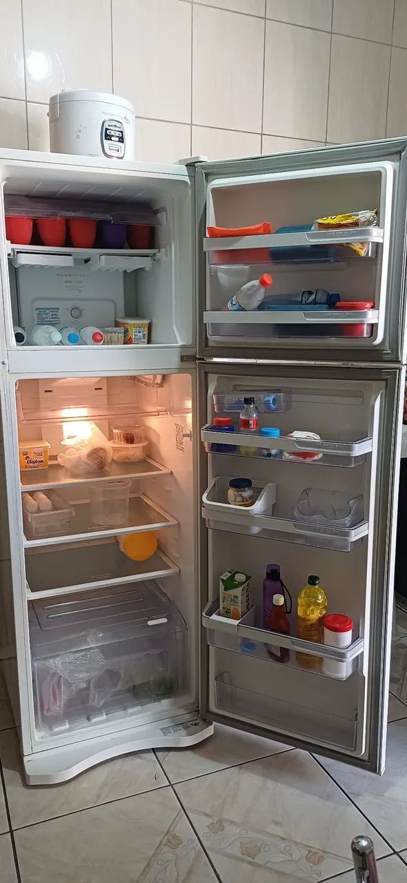 Vendo geladeira eletrolux 382 litros WhatsApp * falar com Luis  - Foto 2