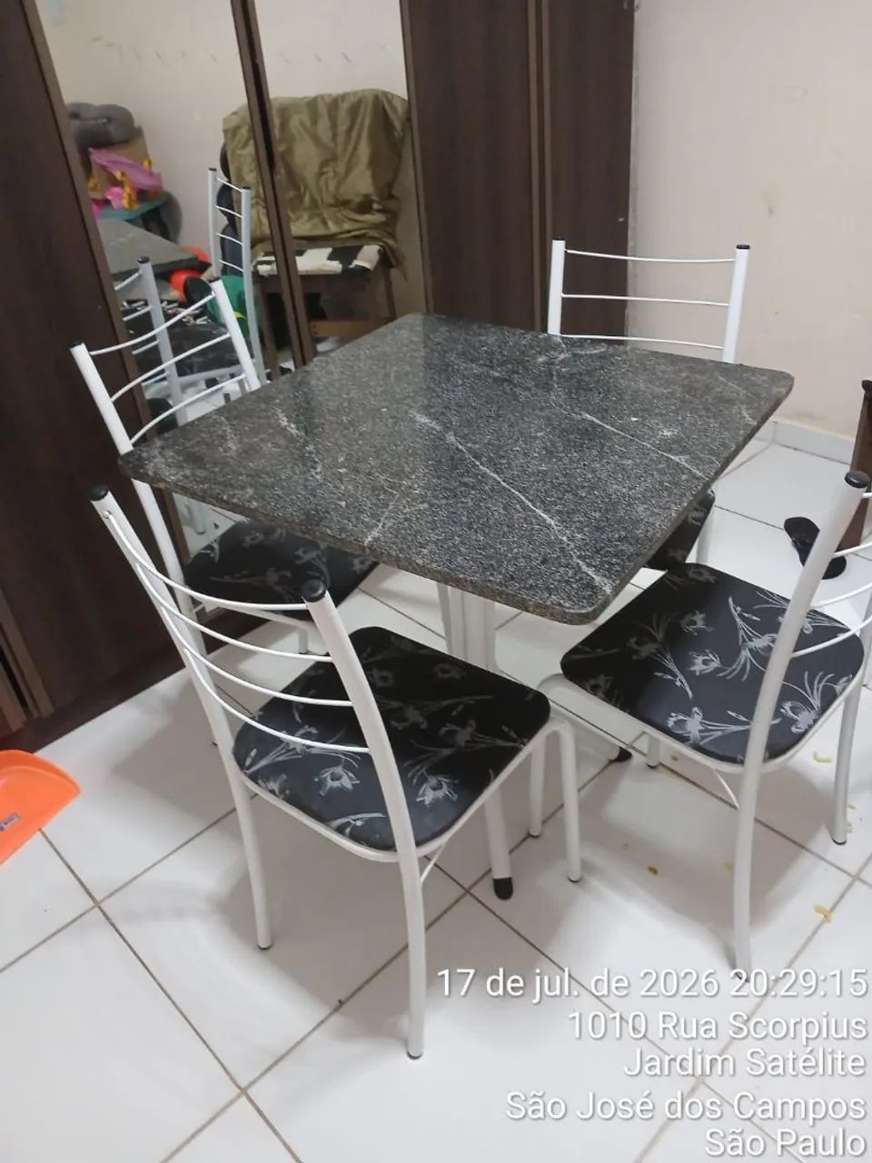 Mesa com quatro cadeiras  - Foto 3