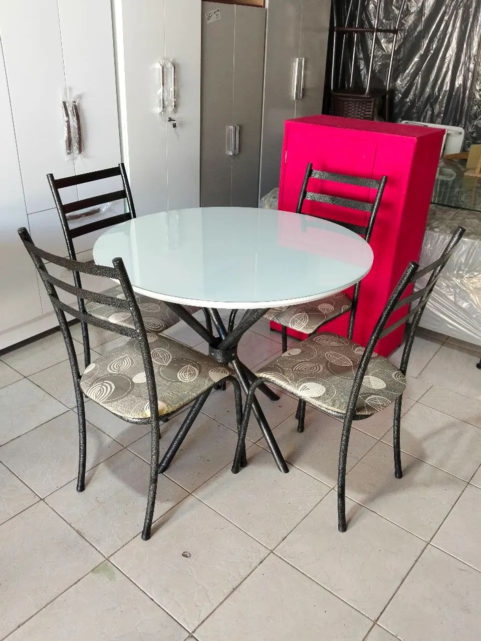 Vendo mesa 4 cadeiras 