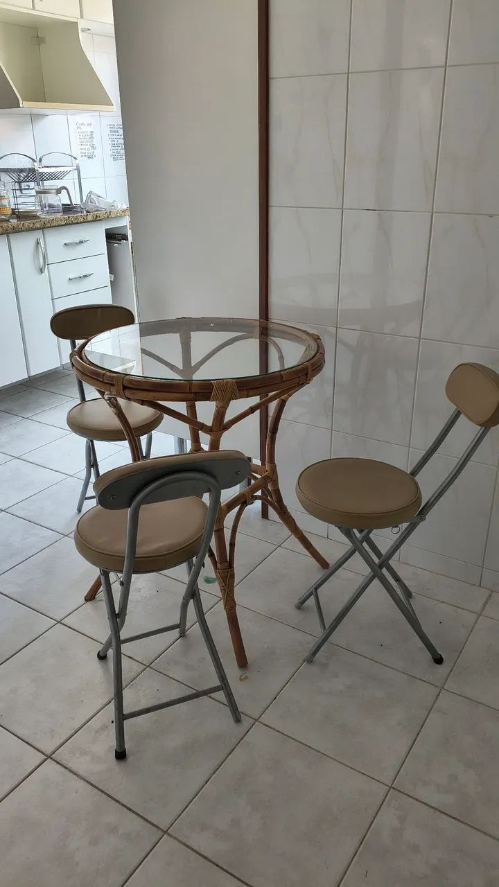 Mesinha de vidro e 3 cadeiras - Foto 2
