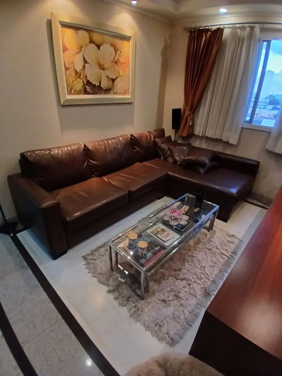 Sofa com chaise em couro sintetico marrom