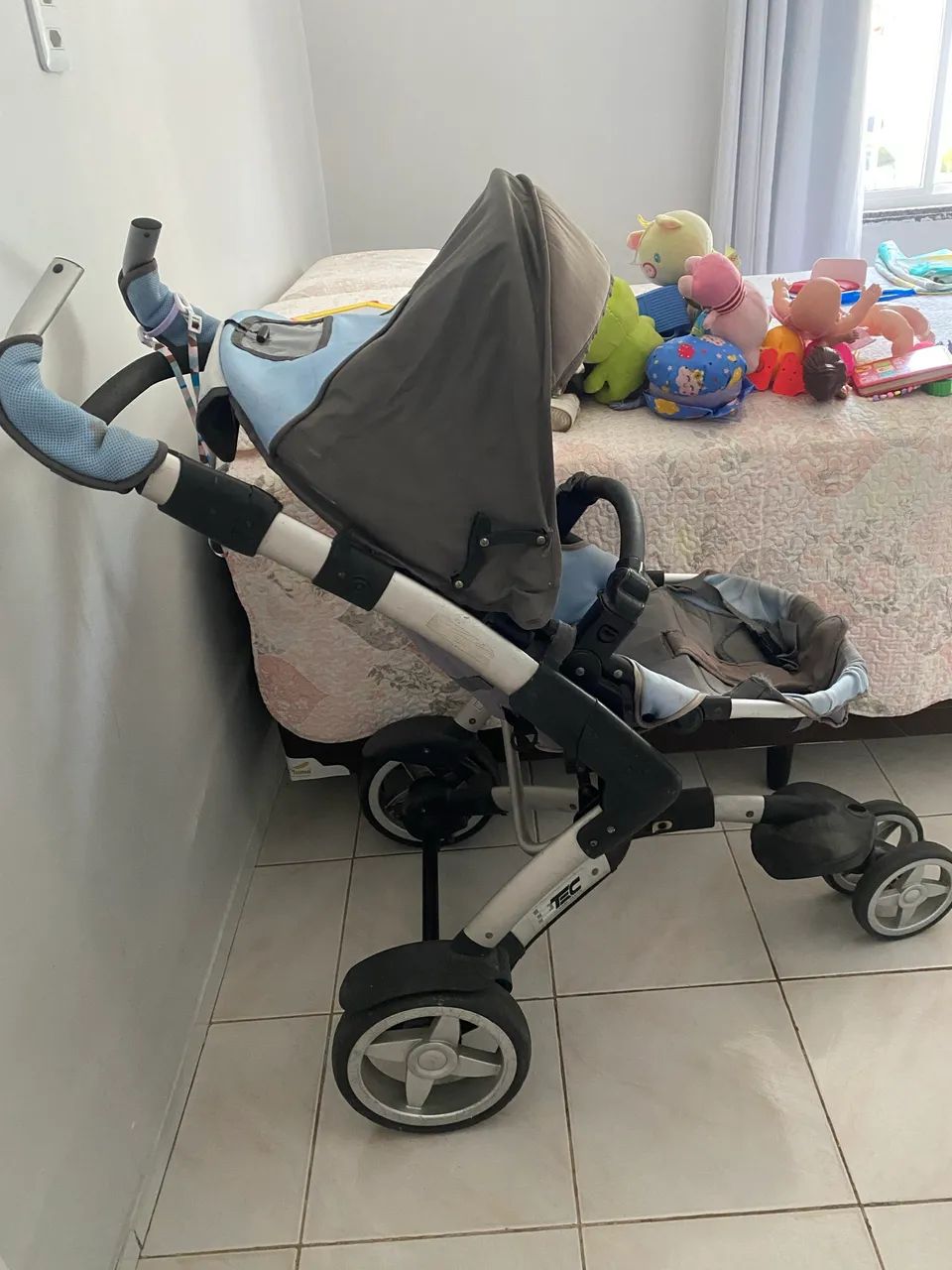 Carrinho de bebê com bebê conforto e Moisés