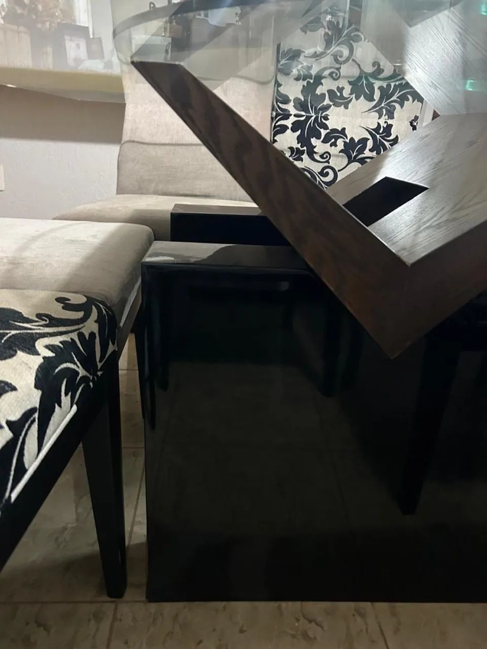 Mesa de Jantar em Madeira com Tampo de Vidro + 8 Cadeiras Estofadas - Foto 4