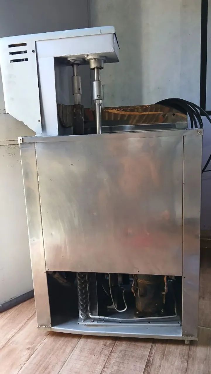 MÁQUINA DE SORVETE E PICOLÉ 