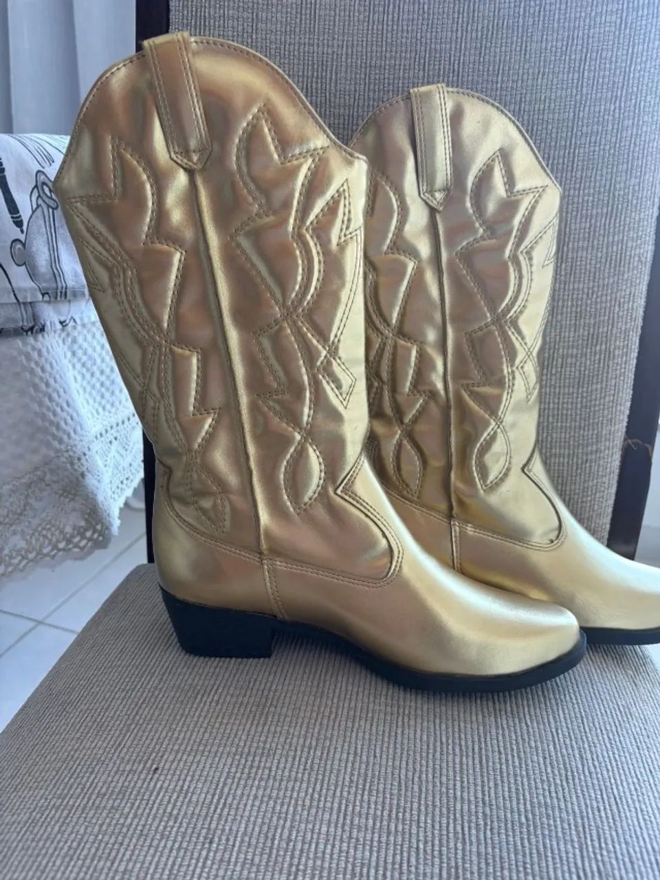 Bota dourada tamanho 36