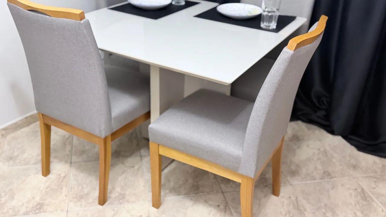 Conjunto de mesa de madeira com tampo de vidro