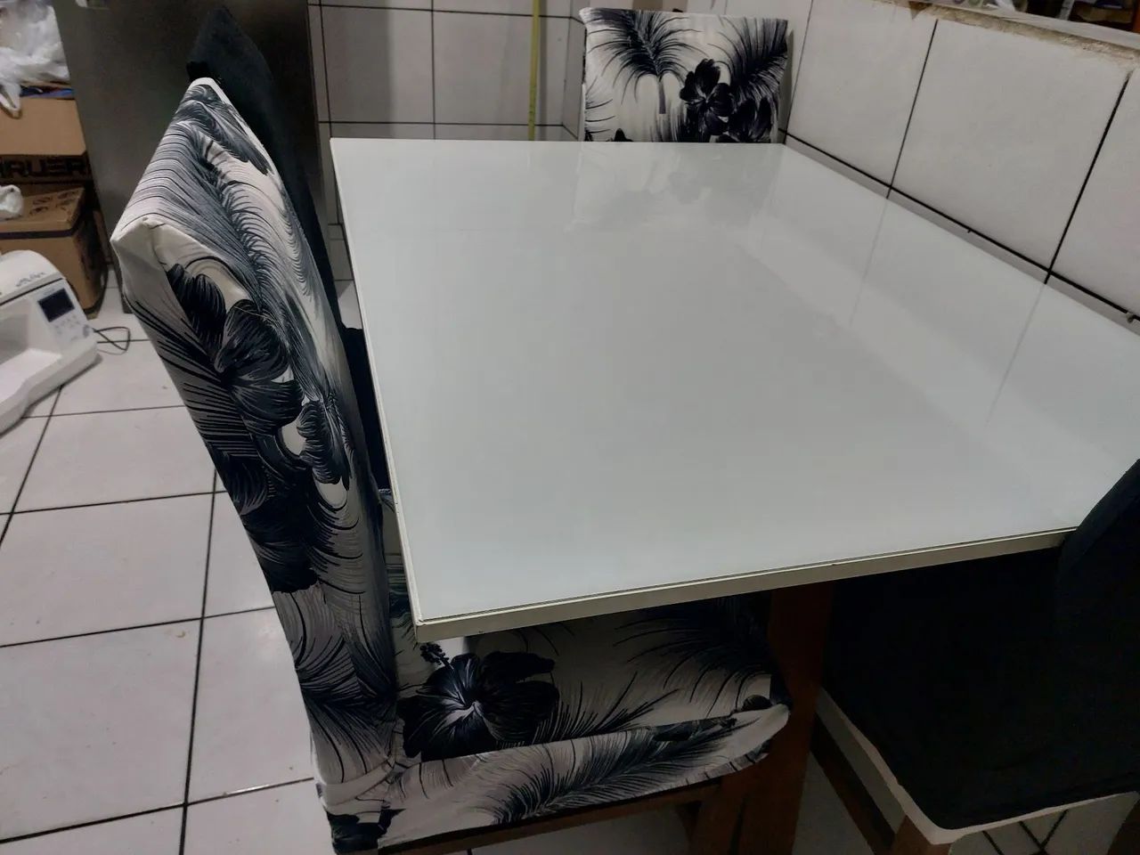 Vendo uma mesa de laca com 4 cadeiras  - Foto 3