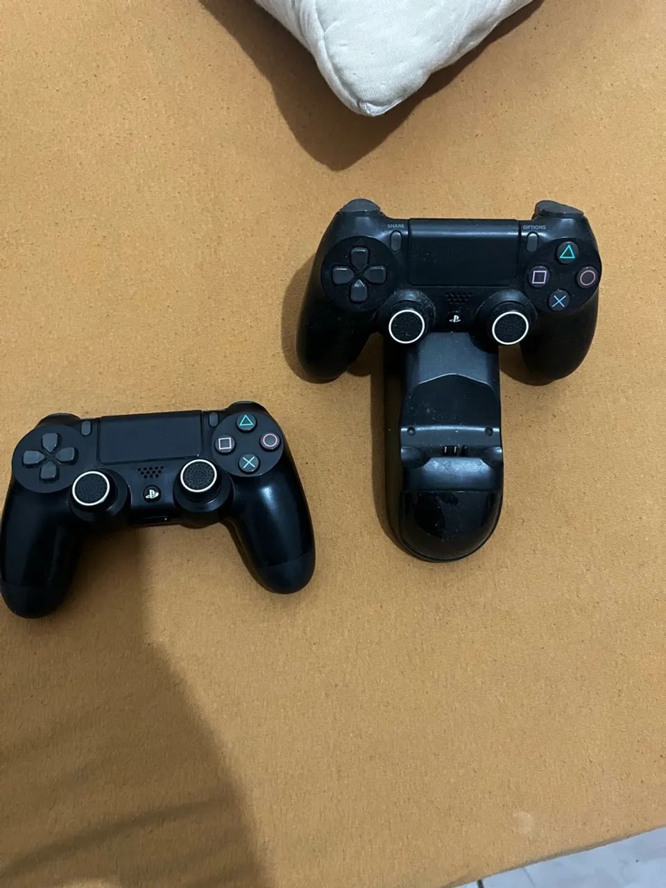Ps4 slim sem defeitos com dois controles e carregador  - Foto 2