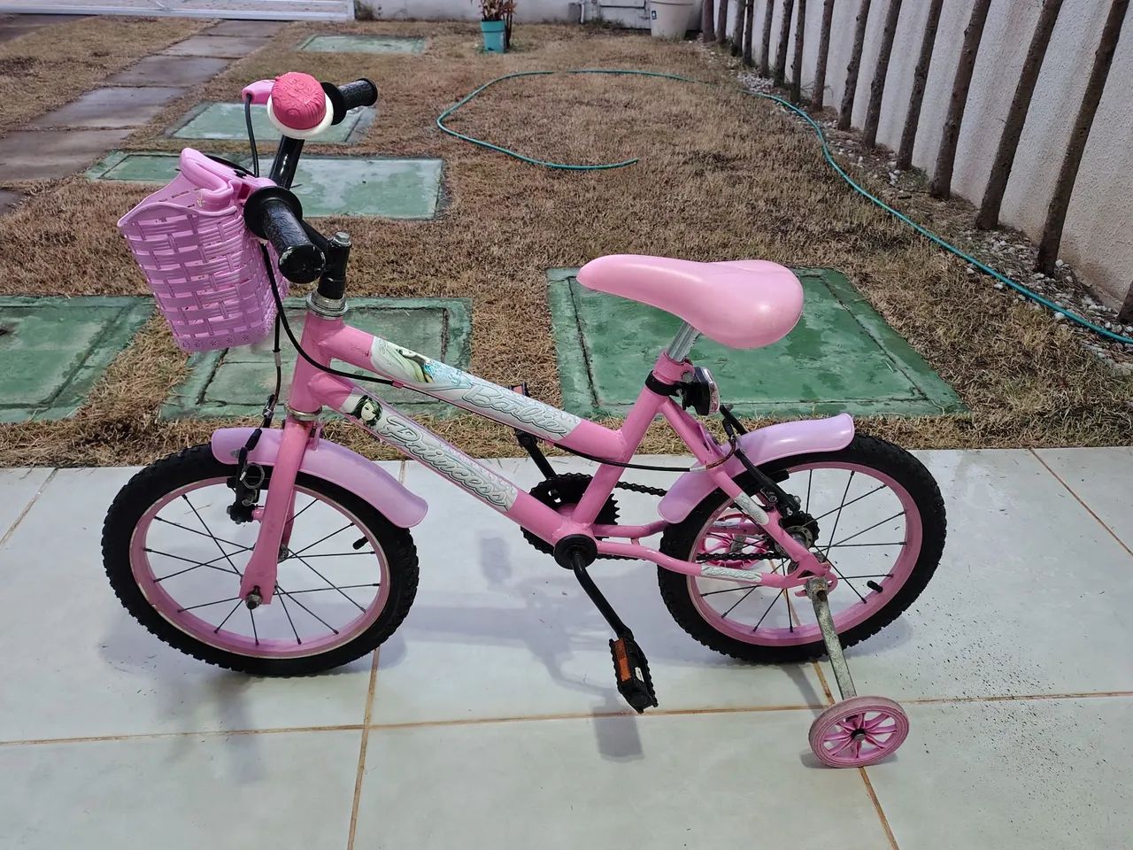 Bicicleta infantil com rodinhas e cestinha