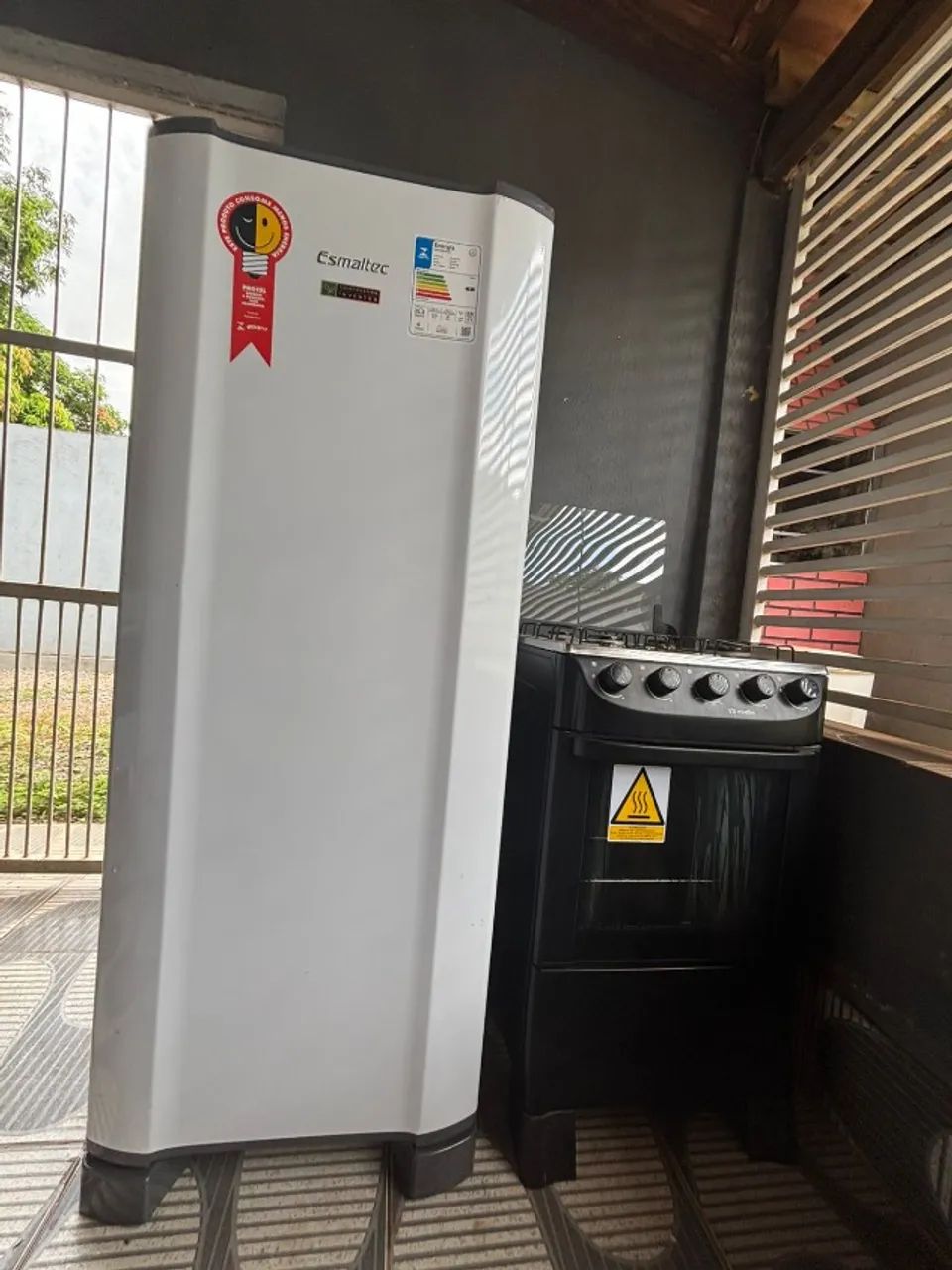 Geladeira Esmaltec + Fogão 4 bocas ( 6 meses de uso, semi-novos) entrego