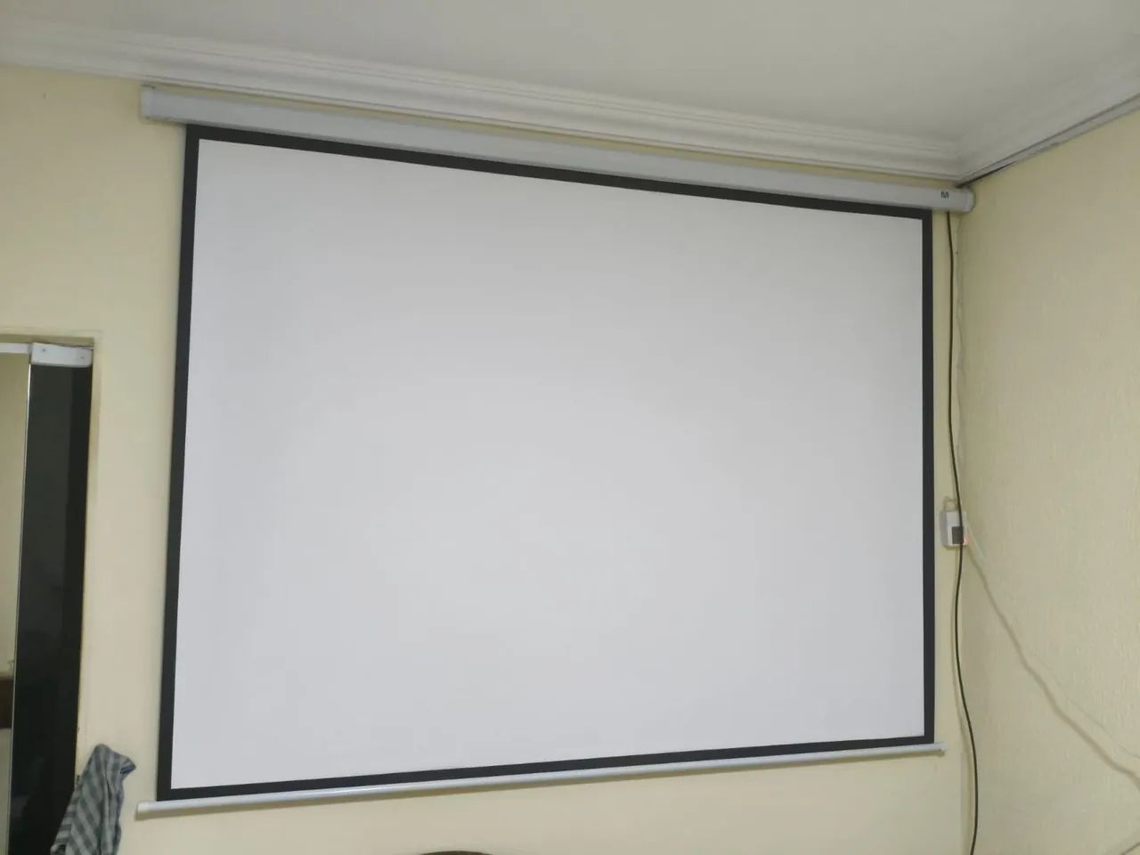 DataShow e tela retrátil automática