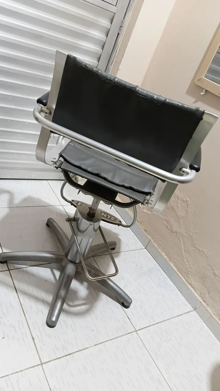 Vendo cadeira de cabeleireiro da marca FERRANTE  - Foto 3