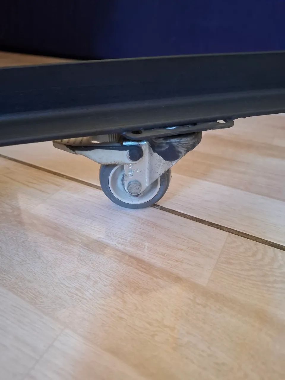 Suporte de ferro resistente com rodinhas ideal para facilitar a movimentacão de objetos. - Foto 5