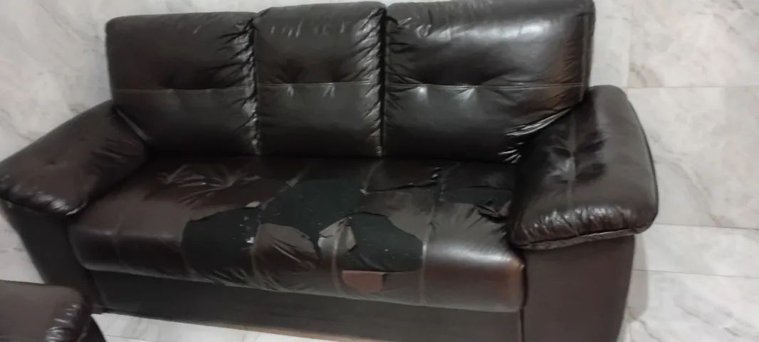 Conjunto de 2 e 3 sofás de couro para reforma 