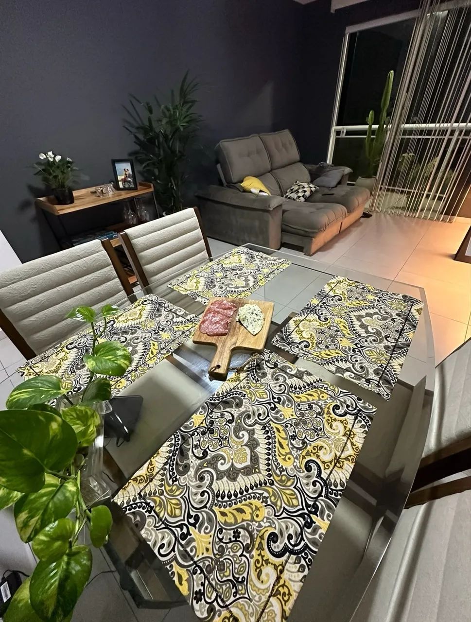 Mesa de blindex com madeira maciça 