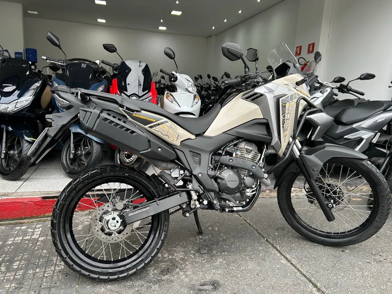 Honda Sahara Adventure Ano 2025 - Foto 13