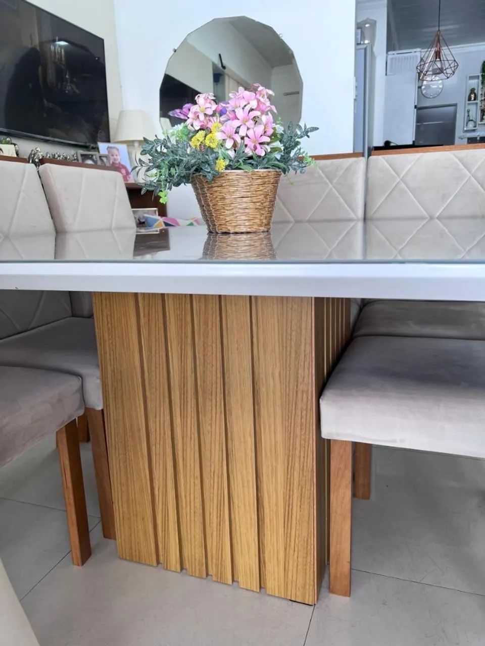 Vendo mesa com tampo de vidro, 8 Cadeiras e pé em madeira ripada! Valor 2.500, no pix - Foto 4