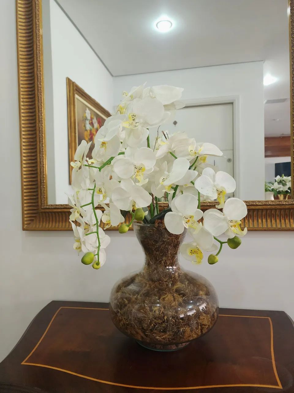 Vaso com arranjo de orquídeas