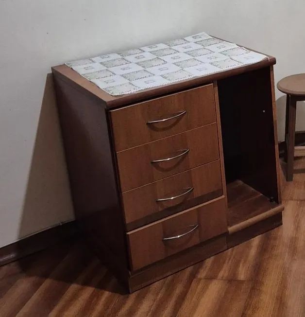 Mesa com gavetas para maquina de costura